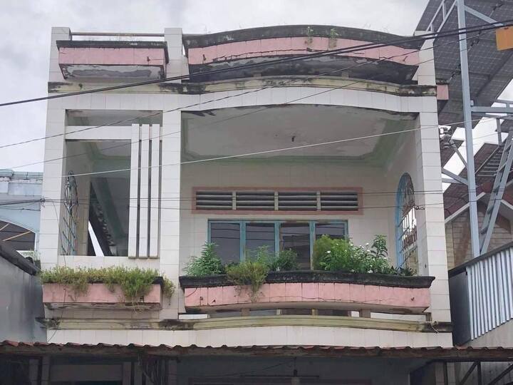 Một căn nhà không có người ở dù được khóa cửa cẩn thận, không ai đập phá, không bị trộm cắp, vẫn xuống cấp rất nhanh. (Ảnh:Design)